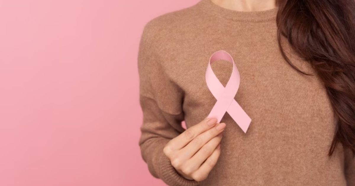 Breast cancer: ব্রেস্ট ক্যান্সার বা স্তন ক্যান্সার, কী লক্ষণ দেখে বোঝা যাবে? কীভাবে সাবধান হবেন